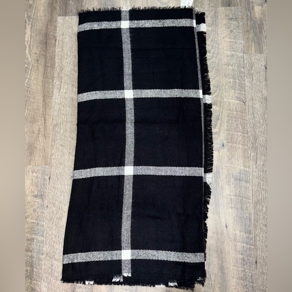 Old Navy Scarf | BLK /WHITE | 193 X 99 cm |
OS - Picture 3 of 8